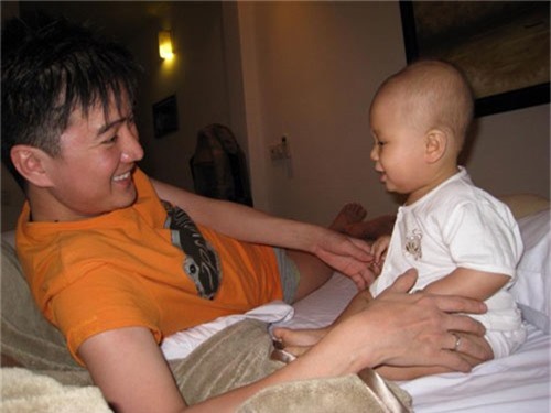 "phat sot" voi ve dang yeu nhu sao nhi xu han cua con trai nuoi dam vinh hung - 1