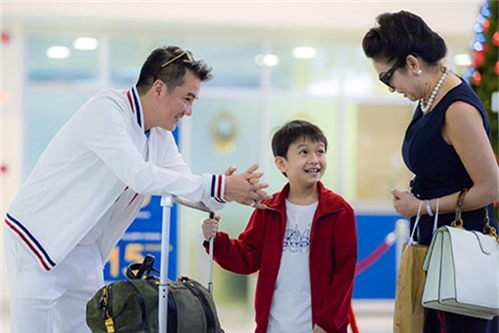 "phat sot" voi ve dang yeu nhu sao nhi xu han cua con trai nuoi dam vinh hung - 2