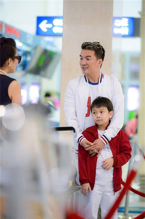 "phat sot" voi ve dang yeu nhu sao nhi xu han cua con trai nuoi dam vinh hung - 3