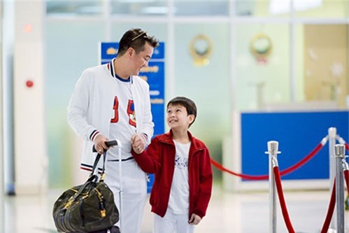 "phat sot" voi ve dang yeu nhu sao nhi xu han cua con trai nuoi dam vinh hung - 6