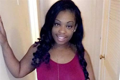 co gai dot tu khi dang quay facebook live, rat dong nguoi xem nhung khong ai lam gi - 1