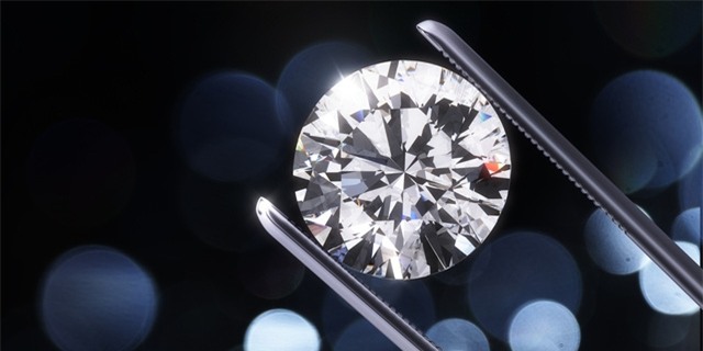 'Chết đứng' vì mua kim cương hóa đá tổng hợp