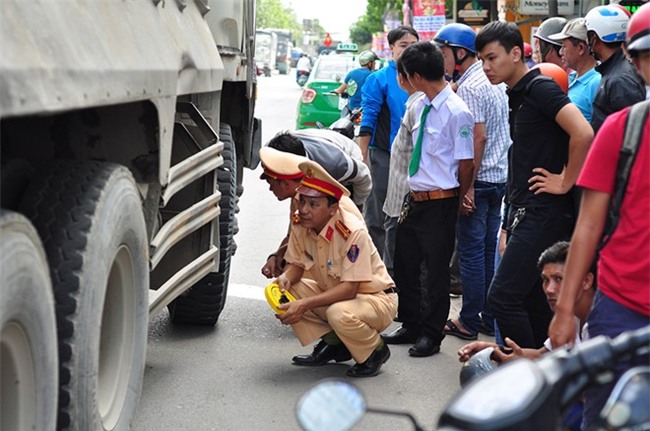 Tai xe doi danh nguoi truy duoi sau khi can chet nu sinh hinh anh 1