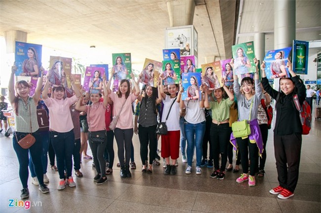 Anandi cua 'Co dau 8 tuoi' bi bua vay o san bay Tan Son Nhat hinh anh 1