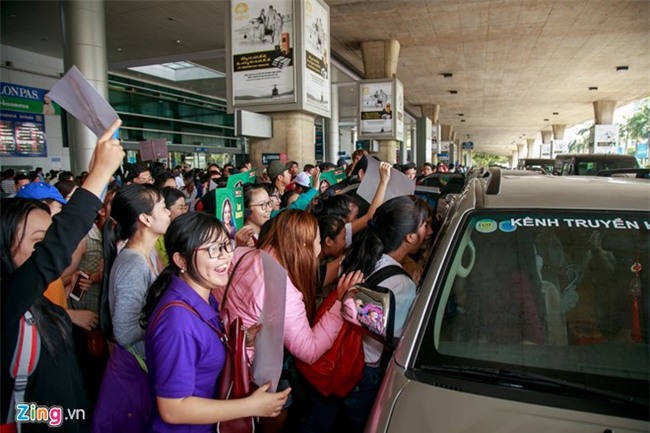 Anandi cua 'Co dau 8 tuoi' bi bua vay o san bay Tan Son Nhat hinh anh 10