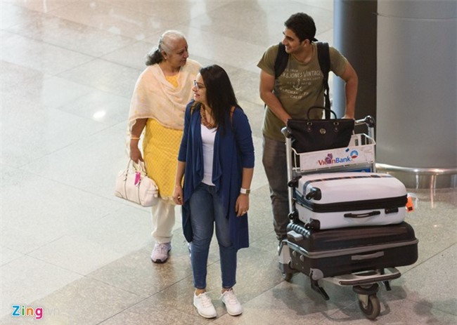 Anandi cua 'Co dau 8 tuoi' bi bua vay o san bay Tan Son Nhat hinh anh 3