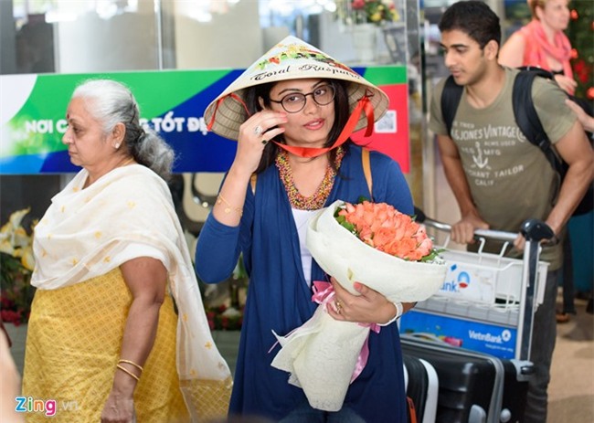 Anandi cua 'Co dau 8 tuoi' bi bua vay o san bay Tan Son Nhat hinh anh 4