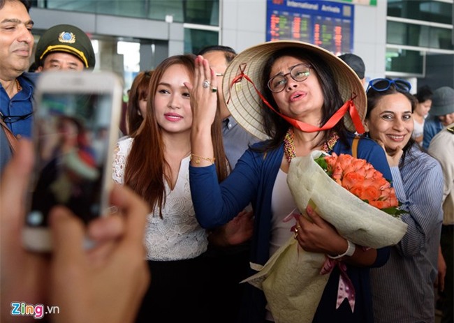 Anandi cua 'Co dau 8 tuoi' bi bua vay o san bay Tan Son Nhat hinh anh 5