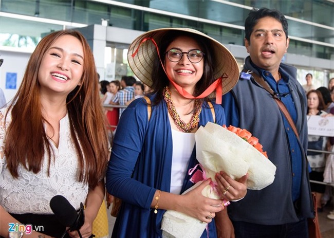 Anandi cua 'Co dau 8 tuoi' bi bua vay o san bay Tan Son Nhat hinh anh 6