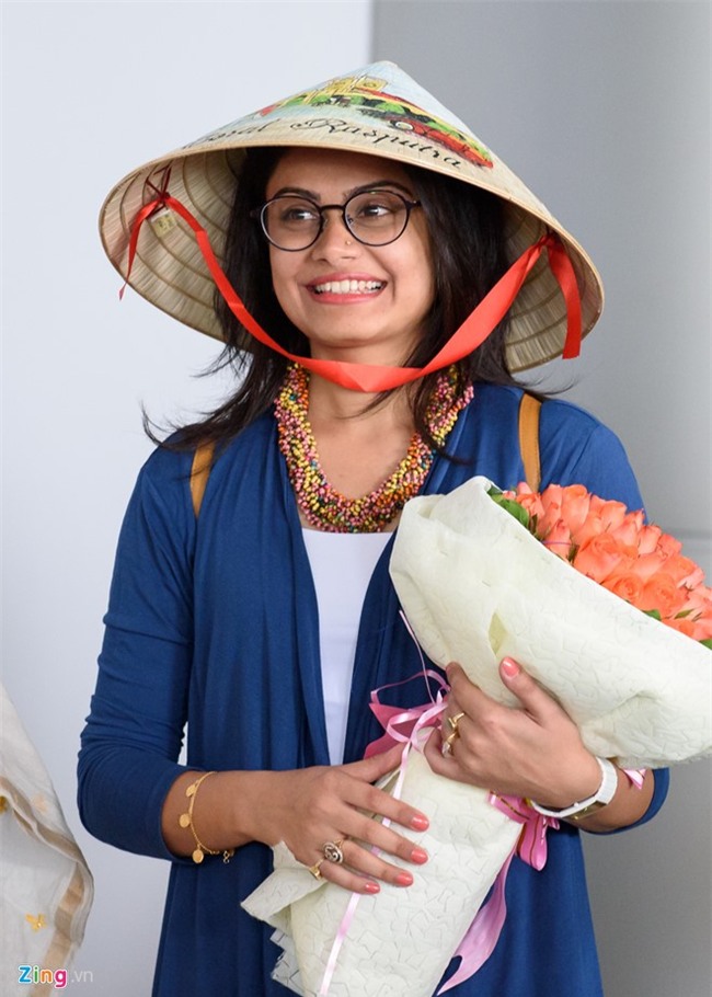 Anandi cua 'Co dau 8 tuoi' bi bua vay o san bay Tan Son Nhat hinh anh 7