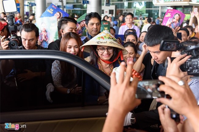 Anandi cua 'Co dau 8 tuoi' bi bua vay o san bay Tan Son Nhat hinh anh 9