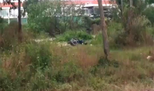 Người dân sống tại khu dân cư Bắc Rạch Chiếc bàng hoàng khi phát hiện 2 nam thanh niên nằm bất động giữa bãi cỏ.
