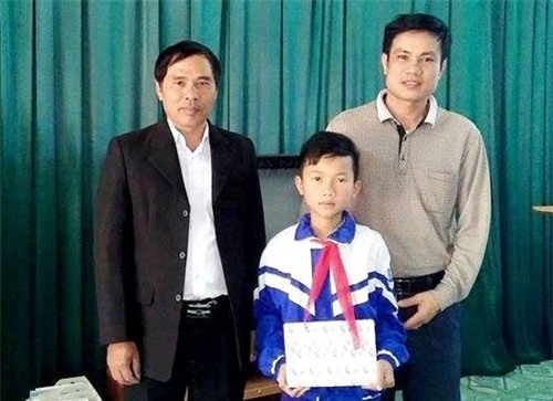 Nam sinh lop 5 tra lai day chuyen vang cho nguoi danh mat hinh anh 1