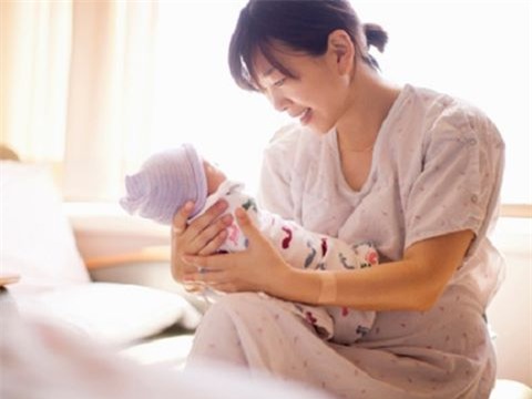 Bác sĩ Y khoa cho biết, hầu hết các mẹ đang kiêng cữ sau sinh sai cách - Ảnh 2.