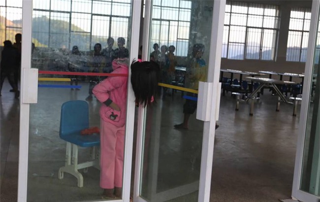 Trung Quốc: Mải đùa nghịch, bé gái 13 tuổi kẹt cứng đầu vào giữa cánh cửa kính - Ảnh 2.