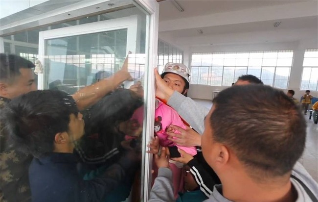 Trung Quốc: Mải đùa nghịch, bé gái 13 tuổi kẹt cứng đầu vào giữa cánh cửa kính - Ảnh 5.
