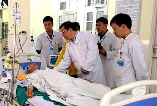 PGS.TS Lương Ngọc Khuê, Cục trưởng Cục Quản lý Khám, chữa bệnh thăm hỏi bệnh nhân Nhật sau mổ. Ảnh: L.H