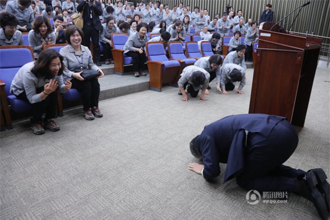 Tổng thư ký Quốc hội Hàn Quốc quỳ gối cảm tạ nhân viên vệ sinh nhân dịp đầu năm mới - Ảnh 2.