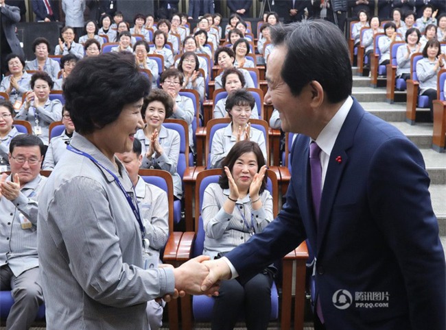 Tổng thư ký Quốc hội Hàn Quốc quỳ gối cảm tạ nhân viên vệ sinh nhân dịp đầu năm mới - Ảnh 4.