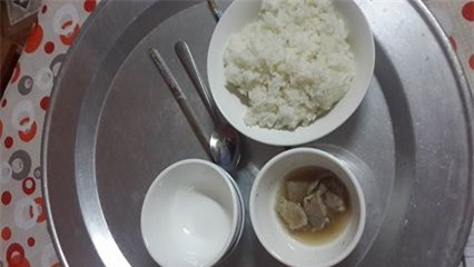 Con dâu 9X khoe cơm ở cữ ngon lành nhiều món do chính tay mẹ chồng nấu - Ảnh 1.
