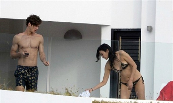 Mối tình cô - cháu của mỹ nhân U50 Cbiz và bạn trai Tây gây sốt - Ảnh 1.