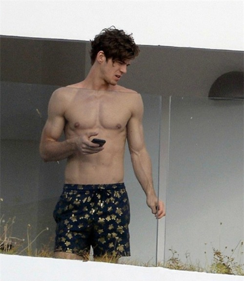 Mối tình cô - cháu của mỹ nhân U50 Cbiz và bạn trai Tây gây sốt - Ảnh 2.