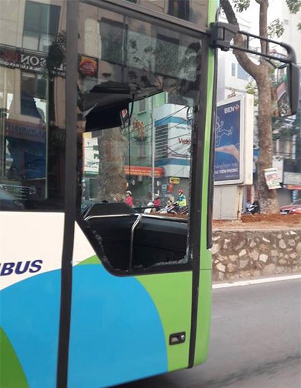 Hà Nội: Taxi va chạm với buýt nhanh BRT khiến cửa kính bị vỡ tan - Ảnh 1.
