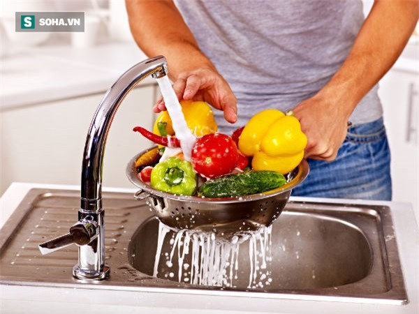Không những không sạch thuốc trừ sâu, rửa rau cách này còn khiến rau quả càng thêm bẩn - Ảnh 1.