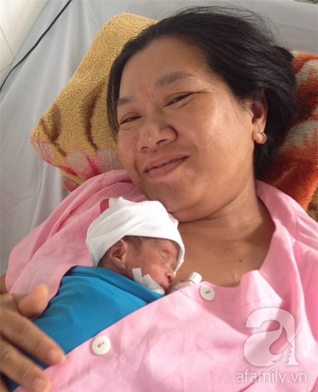 Cần Thơ: Cứu sống hai đứa trẻ sinh cực non, nặng dưới 800 gram, suy hô hấp nặng - Ảnh 2.