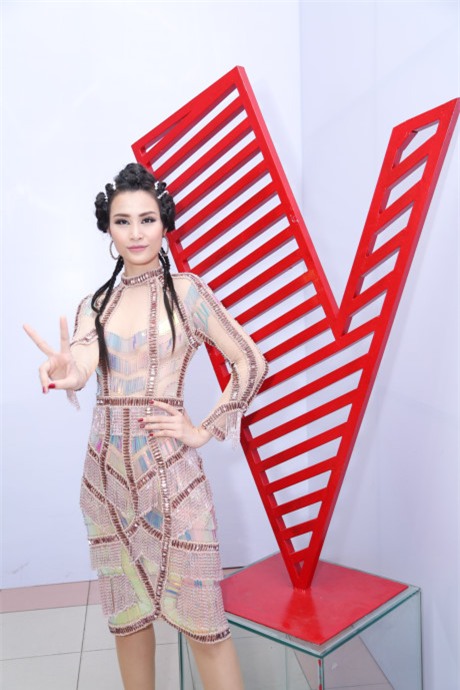 Dan huan luyen vien The Voice an mac khac la di quay hinh - Anh 7