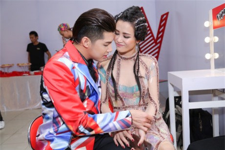 Dan huan luyen vien The Voice an mac khac la di quay hinh - Anh 9