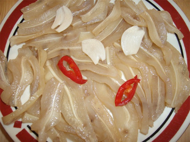 Đĩa tai heo giòn sần sật sẽ chẳng còn mùi hôi khi bạn ngâm vào thau nước này - Ảnh 1.