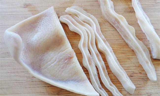 Đĩa tai heo giòn sần sật sẽ chẳng còn mùi hôi khi bạn ngâm vào thau nước này - Ảnh 2.