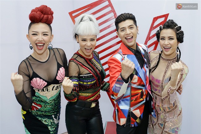 Không nhịn nổi cười trước ảnh chế style nổi bật của 4 vị HLV The Voice ngày đầu ra mắt - Ảnh 1.