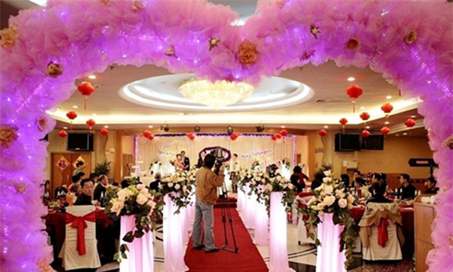 Sự thật về đám cưới có một không hai giữa phi công trẻ 21 tuổi và mẹ của bạn thân 55 tuổi - Ảnh 2.