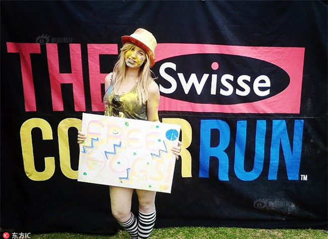 Để được đi chu du khắp thế giới, cô sinh viên trẻ chấp nhận hẹn hò với những người không quen biết - Ảnh 2.