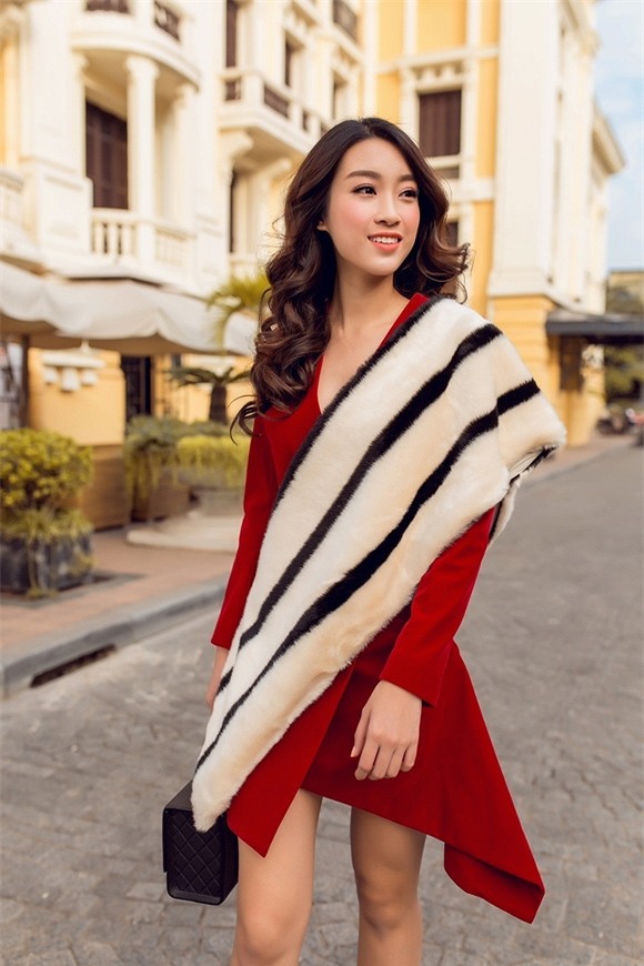 Hoa hậu Mỹ Linh xuống phố 1