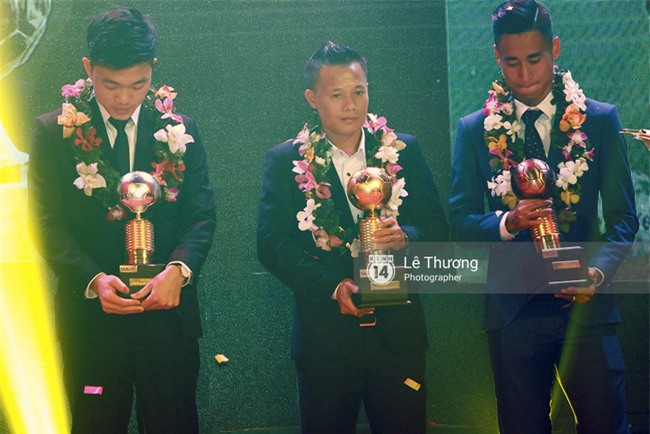 Thánh nữ bolero và những pha khó đỡ trong đêm Gala Quả bóng vàng Việt Nam 2016-10