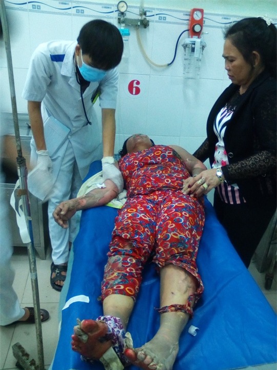 Bà Trinh lúc cấp cứu tại Bệnh viện Đa khoa Trà Vinh