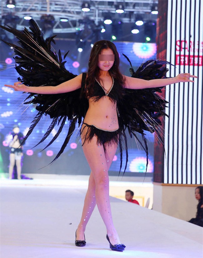 Để bé gái bắt chước thiên thần Victorias Secret biểu diễn nội y trên sân khấu, ban tổ chức bị chỉ trích gay gắt - Ảnh 1.