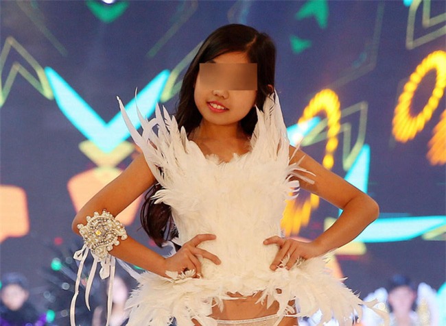 Để bé gái bắt chước thiên thần Victorias Secret biểu diễn nội y trên sân khấu, ban tổ chức bị chỉ trích gay gắt - Ảnh 3.