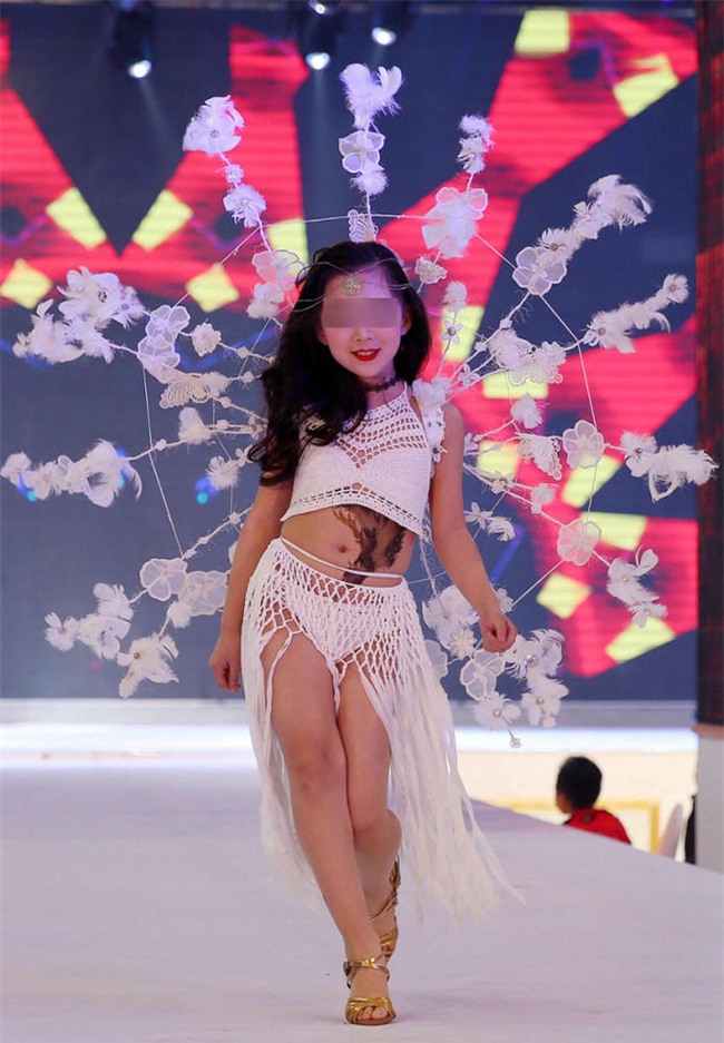 Để bé gái bắt chước thiên thần Victorias Secret biểu diễn nội y trên sân khấu, ban tổ chức bị chỉ trích gay gắt - Ảnh 5.
