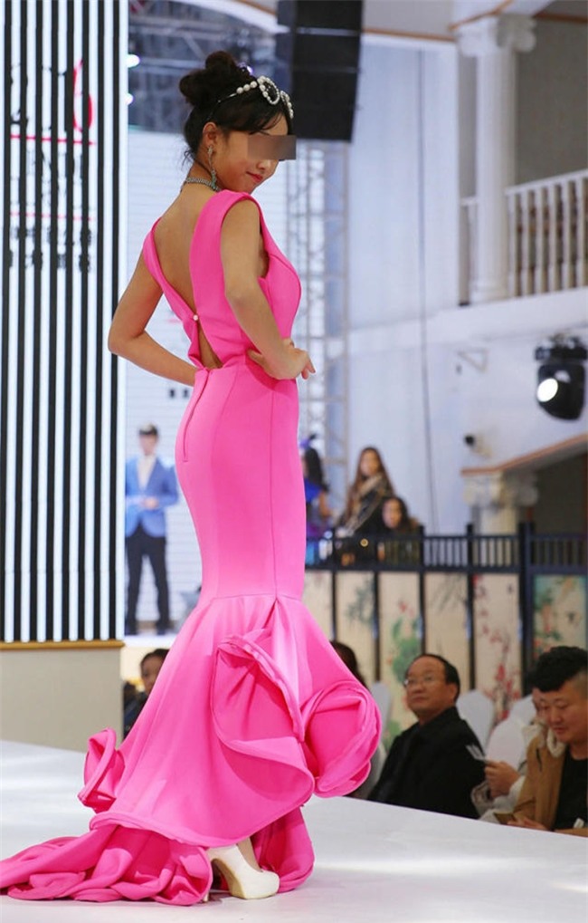 Để bé gái bắt chước thiên thần Victorias Secret biểu diễn nội y trên sân khấu, ban tổ chức bị chỉ trích gay gắt - Ảnh 8.