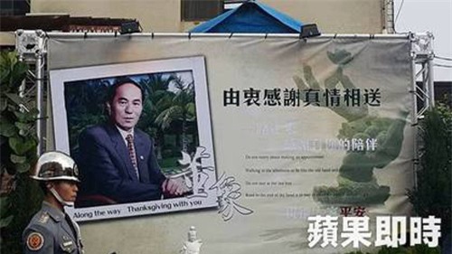 50 co gai an mac mat me, mua cot tren noc o to trong tang le cua quan huyen - 1