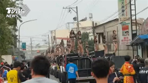 50 co gai an mac mat me, mua cot tren noc o to trong tang le cua quan huyen - 3