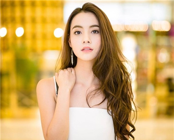 Thần thái vừa trong sáng vừa quyến rũ của Moodka khiến nhiều người cho rằng cô khá giống Lưu Diệc Phi.