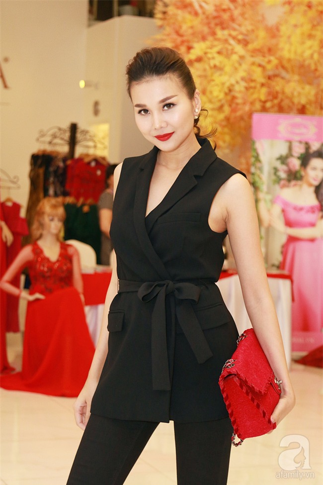 Thanh Hằng gây choáng với bó sen bằng vàng hơn 2 tỷ đồng - Ảnh 2.