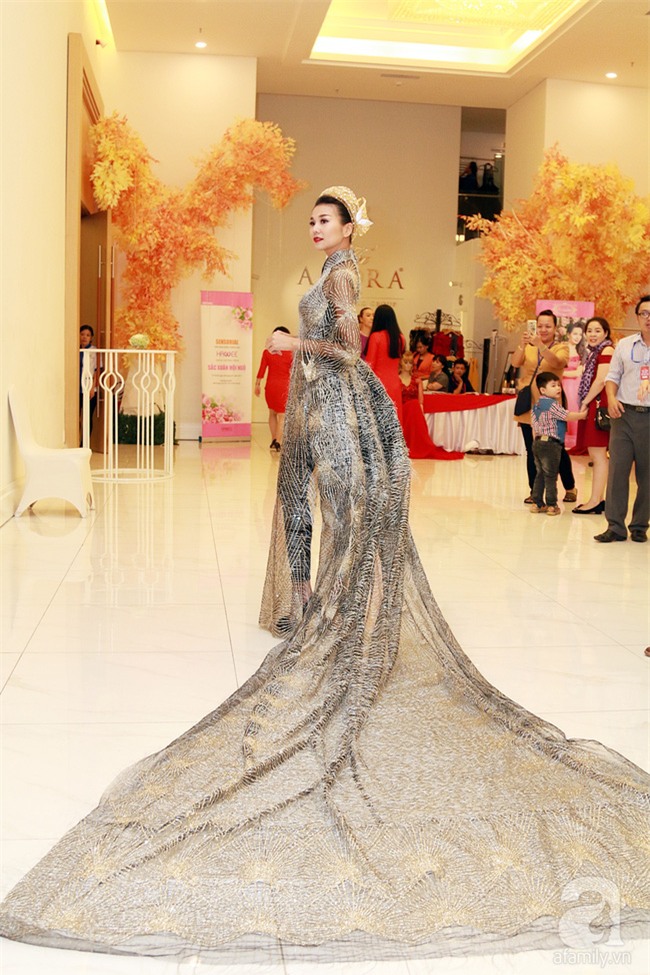 Thanh Hằng gây choáng với bó sen bằng vàng hơn 2 tỷ đồng - Ảnh 3.