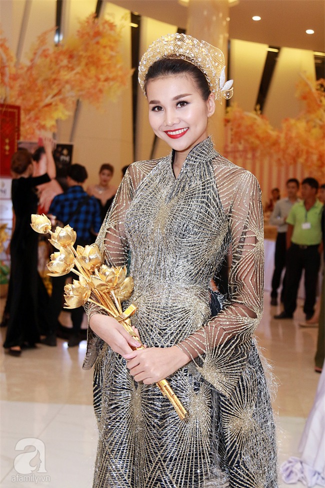 Thanh Hằng gây choáng với bó sen bằng vàng hơn 2 tỷ đồng - Ảnh 4.