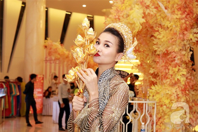 Thanh Hằng gây choáng với bó sen bằng vàng hơn 2 tỷ đồng - Ảnh 5.